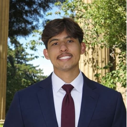 Headshot of Luis Flores